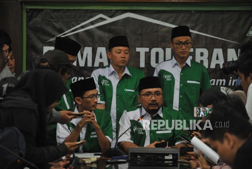 Ketua GP Ansor, Yaqut Cholil Qoumas (tengah)  bersama Sekjen GP Ansor, Abdul Rochman (Kiri)  memberikan keterangan kepada media terkait pembakaran bendera HTI di DPP GP Ansor, Jakarta, Rabu (24/10).