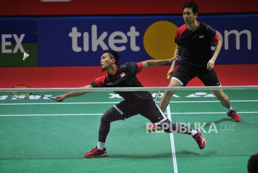 Pasangan ganda putra Indonesia Mohammad Ahsan dan Hendra Setiawan mengembalikan kok kearah ganda putra Jepang Hiroyaki Endo/Yuta Watanabe dalam pertandingan babak perempat final turnamen Blibli Indonesia Open 2019 di Istora Senayan, Jakarta, Jumat (19/7).