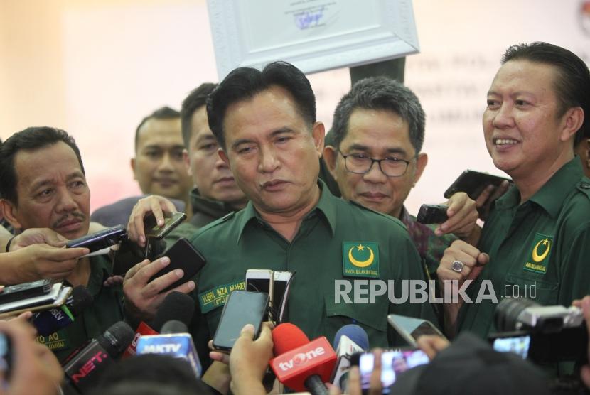 Ketua  Umum Partai Bulan Bintang Yusril Ihza Mahendra memberikan  keterangan kepada media saat acara Pengundian Nomor Urut Peserta Pemilu 2019 di Kantor KPU, Jakarta, Ahad (18/2).