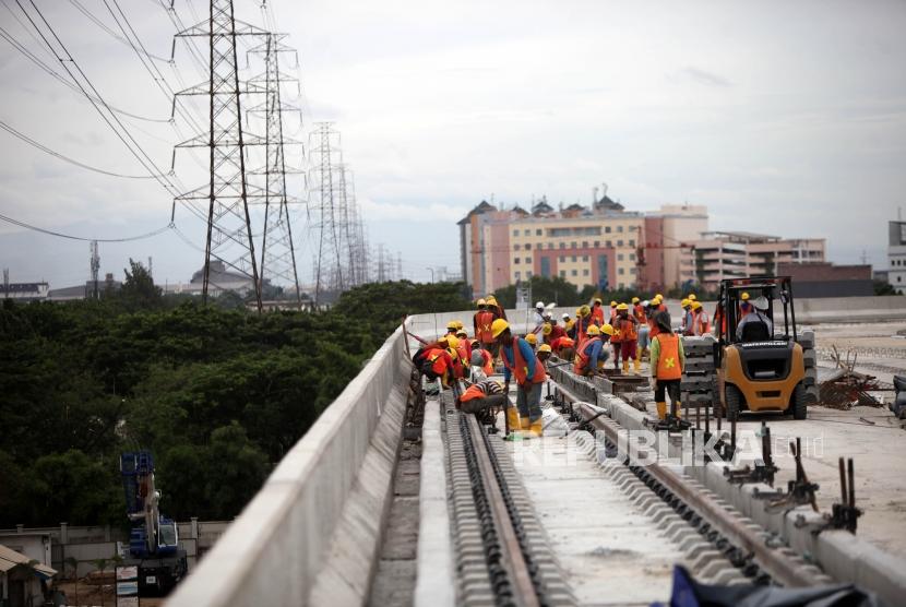 Sejumlah pekerja memasang rail pada proyek pembangunan Light Rail Transit (LRT) Koridor 1 di Depo LRT, Kelapa Gading, Jakarta, Kamis (25/1).