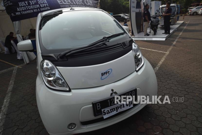 Kendaraan listrik roda empat   dipamerkan di halaman parkir  Badan Pengkajian dan Penerapan Teknologi   Jakarta, Selasa(31/7).
