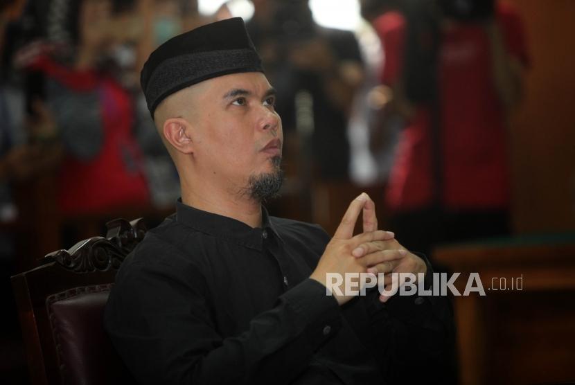 Musisi Ahmad Dhani mendengarkan pembacaan dakwaan saat menjalani sidang perdana kasus ujaran kebencian di Pengadilan Negeri Jakarta Selatan, Senin (16/4).