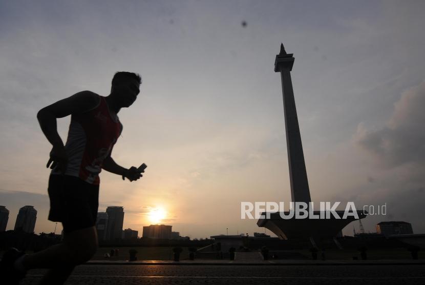 Warga saat melakukan jogging di Lapangan Monas, Jakarta, Jumat (2/2).