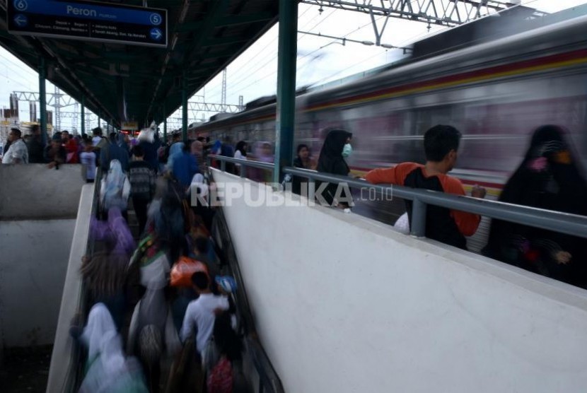 Penumpang menunggu untuk menaiki KRL Commuter Line di Stasiun Manggarai Jakarta, Senin (26/6). PT KAI Commuter Jabodetabek (KCJ) memprediksi pengguna Commuter Line mengalami lonjakan sebesar 10,7 persen dari tahun lalu yang mencapai 9.957.739 orang dari H-7 hingga H+7 Lebaran. ANTARA FOTO/Wahyu Putro A/foc/17.