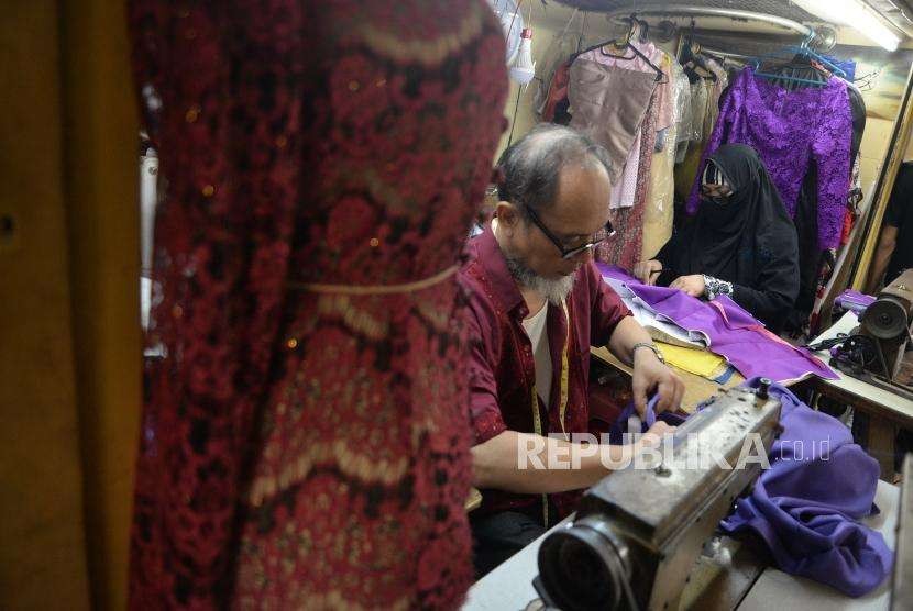 Penambahan Plafon KUR. Penjahit mengerjakan pesanan pakaian di Jakarta, (ilustrasi).