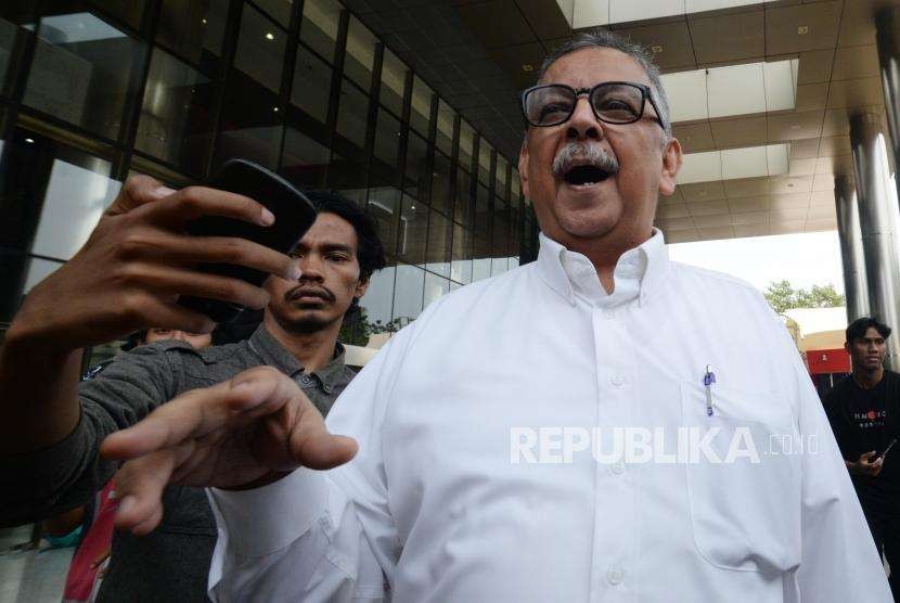 Diperiksa KPK. Direktur Utama PT PLN Sofyan Basir  memberikan keterangan saat jeda pemeriksaan di gedung KPK, Jakarta, Jumat (28/9).