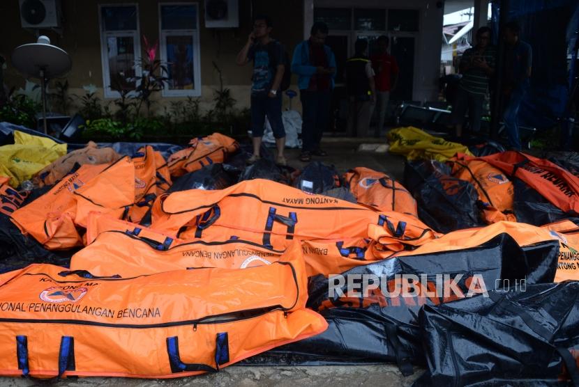 Jasad korban meninggal dunia akibat gelombang tsunami di Puskesmas Carita, Ahad (23/12).