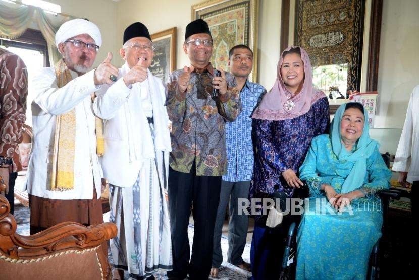 Calon Wakil Presiden RI urut 1, Ma'aruf Amin(kedua kiri)  berfoto  bersama mantan ketua MK, Machfud MD, (tengah )Romo Benny(ketiga kanan)  Shinta Wahid Nuriyah (kanan)  dan Yenny Wahid (kedua kanan) di kediaman keluarga Alm Abdurahman Wahid di Jakarta, Rabu (26/9).