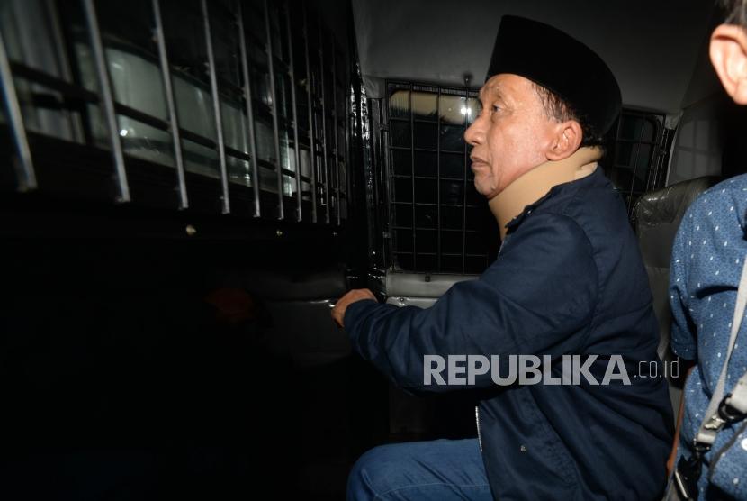Terpidana kasus penerimaan suap Fuad Amin Imron berada dalam mobil tahanan usai menjalani pemeriksaan di gedung KPK  di Jakarta, Senin (22/10/2018).