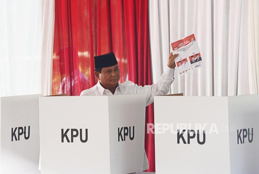 Presiden RI Prabowo Subianto saat mengikuti pencoblosan Pilpres 2024 di TPS 041 Desa Bojongkoneng, Kecamatan Babakanmadang, Kabupaten Bogor, Jawa Barat.