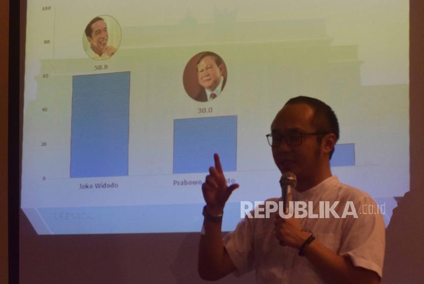 Direktur Eksekutif Charta Politika Yunarto Wijaya  memamaparkan hasil survei nasional yang dilakukan oleh Charta Politika di Jakarta, Senin (21/5).