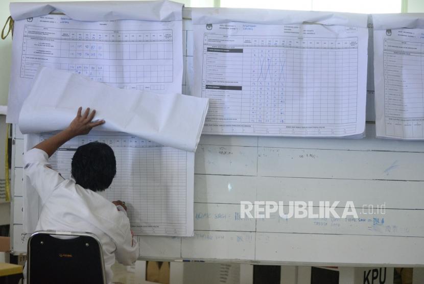 Sejumlah Panitia Pemilihan Kecamatan (PPK) melakukan perhitungan rekapitulasi surat suara di Kecamatan Menteng, Jakarta, Kamis (25/4).