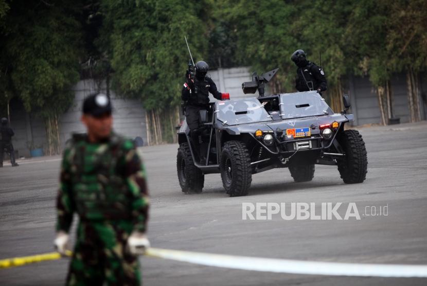 [ilustrasi] Petugas kepolisian melakukan Simulasi Kegiatan Pelatihan Mitigasi Aksi Terorisme Integrative  Polri, TNI dan Badan Nasional Penanggulangan Terorisme (BNPT) di JIExpo Kemayoran, Jakarta, Rabu (25/7).
