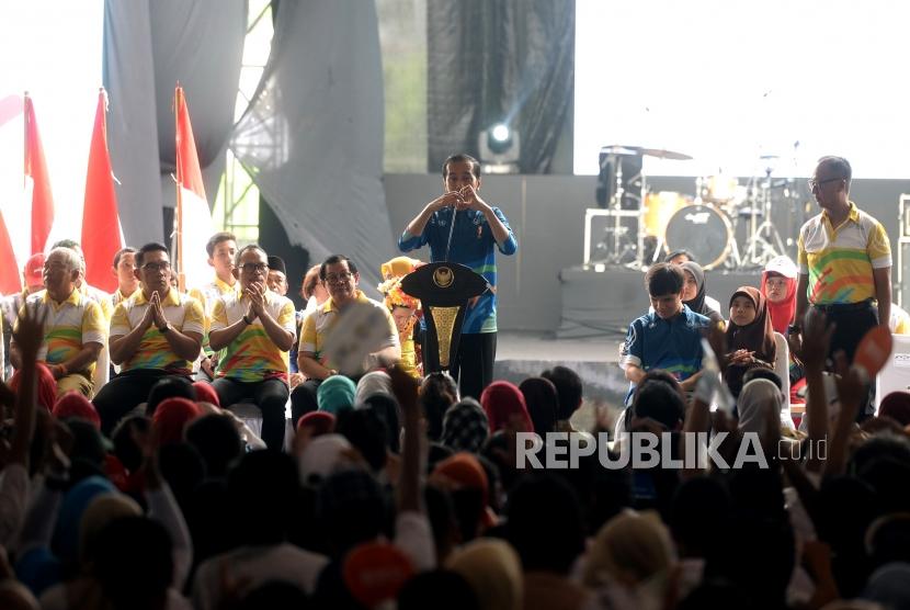 President Joko Widodo uses sign language while greeting audiences of International Day of Persons with Disabilities 2018 in Bekasi, West Java, Monday (Dec 3).