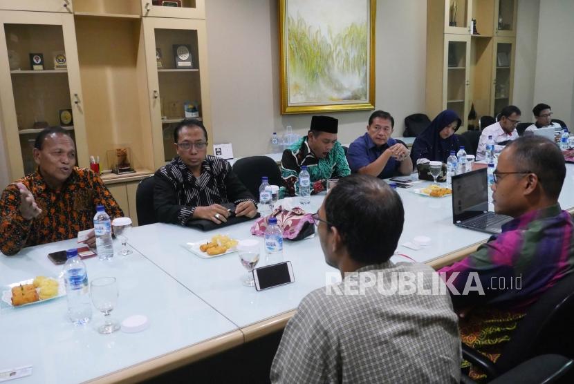 Ketua Komisininer Pengawas Haji Indonesia (KPIH) Samidin Nashir (kiri) bersama anggota Komisioner KPIH berdialog dengan Pemimpn Redaksi Republika Irfan Junaedi (kanan) bersama jajaran redaksi saat menerima kunjungan KPIH di kantor Republika Jakarta, Selasa (16/4).
