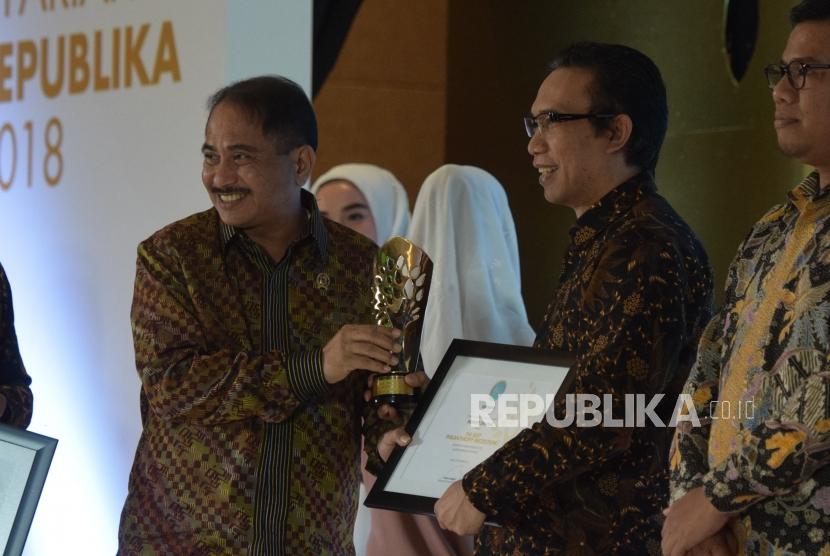 Menpar Arief Yahya memberikan Anugerah syariah Republika kategori The Best Philanthropy Institution kepada perwakilan Dompet Dhuafa pada acara Arugrah Syariah Republika di Jakarta, Kamis (8/11) malam.