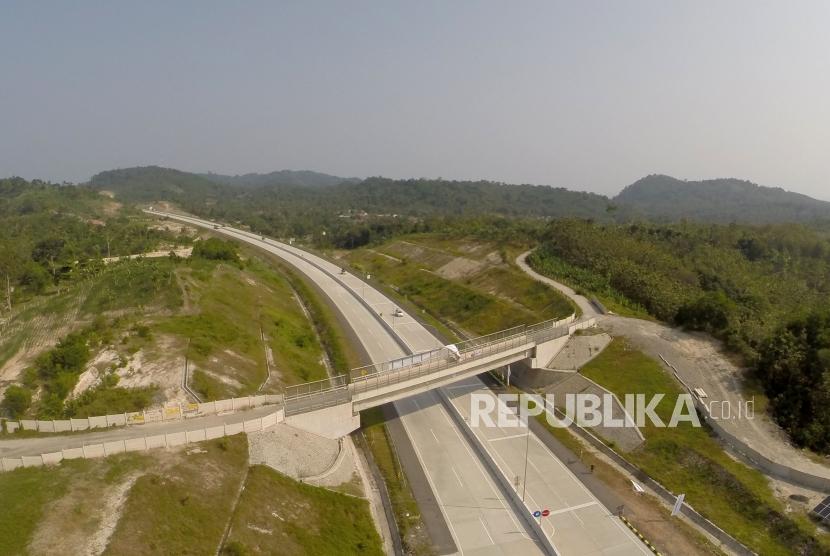Foto aerial Jalan Tol Trans Sumatera (JTTS), Lampung, Ahad (10/6).