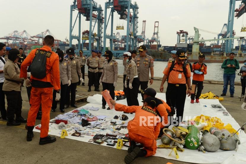 Sejumlah petugas gabungan merapikan kartu identitas yang diduga milik para korban jatuhnya pesawat Lion Air JT610 di Dermaga JICT 2 Pelabuhan Tanjung Priok, Jakarta, Selasa (30/10).