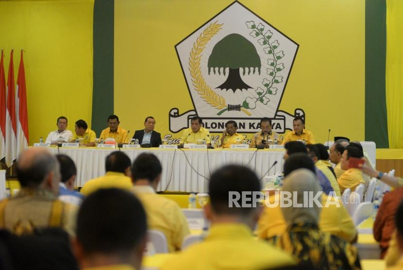 Ketua Harian Partai Golkar Nurdin Halid (tengah) bersama Sekjen Idrus Marham (ketiga kanan) dan sejumlah ketua koordinator bidang melaksanakan rapat pleno di kantor DPP Partai Golkar, Jakarta, Selasa (21/11).