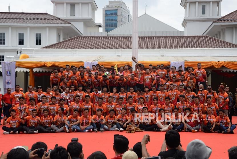 Gubernur DKI Jakarta Anies Baswedan berfoto bersama pesepak bola Persija dan ofisial ketika pawai Persija Juara di Balai Kota, Jakarta, Sabtu (15/12).