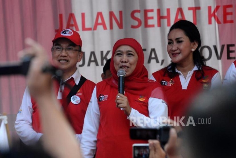 Menteri Sosial Khofifah Indarparawansa memberi sambutan sebelum melepas peserta Jalan Sehat Kebangsaan di arena hari bebas kendaraan bermotor di kawasan BUndaran HI, Jakarta, Ahad (5/11).