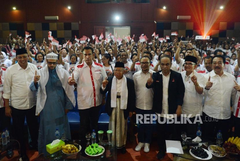 Calon Wakil Presiden nomor urut 1 KH. Ma'ruf Amin (keempat kiri) bersama Menteri Tenaga Kerja dan Transmigrasi Hanif Dhakiri (keempat kanan) dan Wakil Walikota Bekasi Tri Adhianto (kiri) saat menghadiri deklarasi dukungan di Pondok Gede, Bekasi, Jawa Barat, Kamis (25/10).