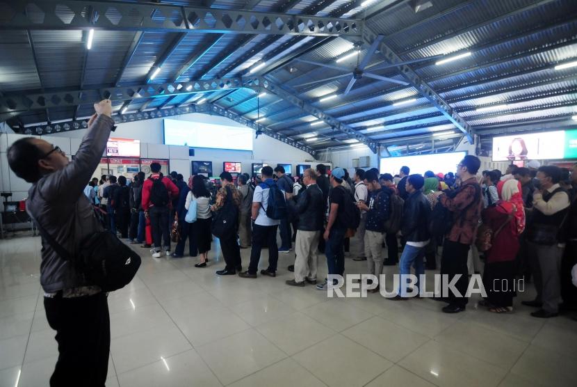 Sejumlah calon penumpang KRL mengantre untuk membeli tiket KRL Commuter Line di Stasiun Bogor, Bogor, Jawa Barat, Senin (23/7).