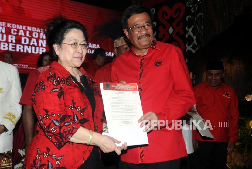 Ketua Umum PDIP Megawati Soekarnoputri (kiri) dan Djarot Saiful Hidayat (kanan)