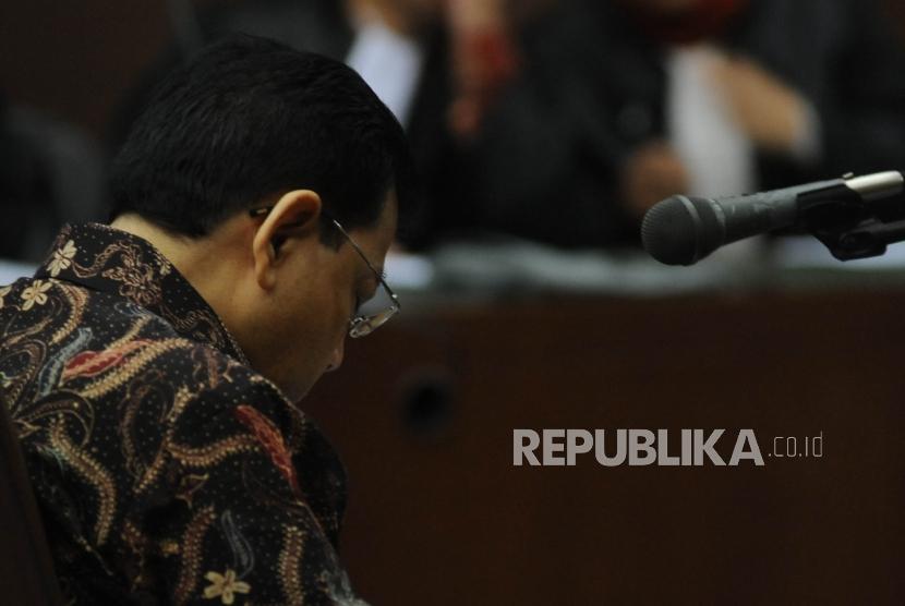 Terdakwa kasus korupsi KTP Elektronik Setya Novanto  tertidur saat penasehat hukum  membacakan nota keberatan di  persidangan pengadilan  tindak pindana korupsi, Jakarta, Rabu (20/12).