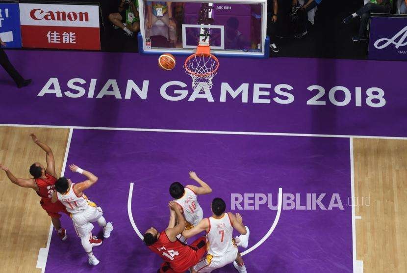 Suasana pertandinga Perempat Final basket  Putera antara Indonesia melawan China pada pertandingan cabang bola basket Asian Games 2018 di Hall Basket Senayan, Jakarta,  Senin (27/8).