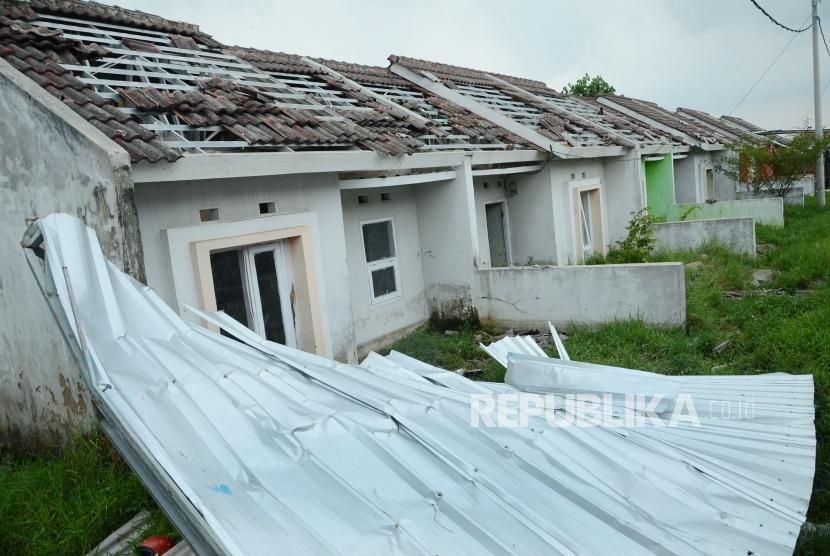 Sejumlah rumah rusak terkena angin puting beliung, di Perumahan Rancaekek Permai, Desa Jelegong, Kecamatan Rancaekek, Kabupaten Bandung, Ahad (13/1).