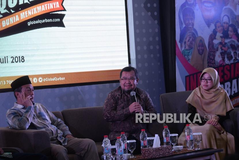 Presiden ACT Ahyudin (tengah) memberikan paparan didampingi Presiden Global Qurban-ACT Rini Maryani (kanan) dan Super Volunteer ACT Bachtiar Nasir saat peluncuran program Indonesia Berqurban, Bangsa & Dunia Menikmatinya, Jakarta, Kamis (19/7).