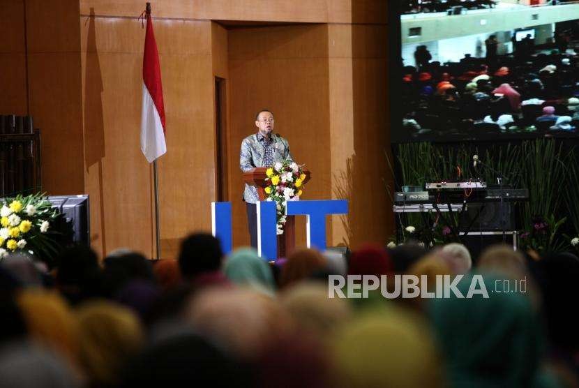 Rektor Universitas Terbuka Ojat Darojat memberikan sambutan saat memperingati Dies Natalis ke-34 Universitas Terbuka di Kampung Universitas Terbuka, Tangerang Selatan, Banten, Selasa (4/9).