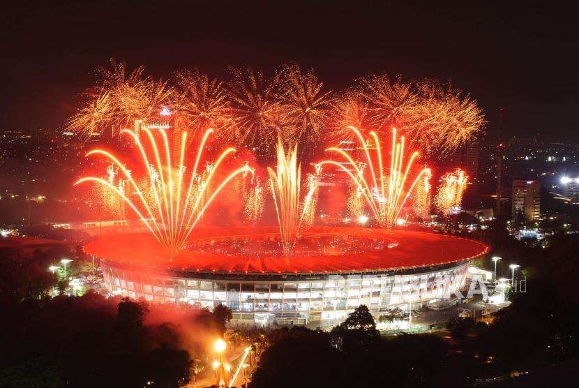 Pijaran kembang api menghiasi Stadion Utama Gelora Bung Karno (SUGBK) Jakarta, saat acara pembukaan Asian Games 2018, Sabtu (18/8) malam.