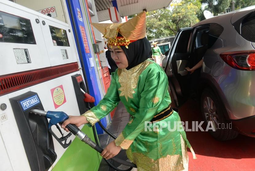 Kartini Pertamax. Petugas menggunakan busana adat tradisional Indonesia melayani pembelian bahan bakar pertamax di SPBU 34-14210 Kelapa Gading, Jakarta, Senin (22/4/2019).