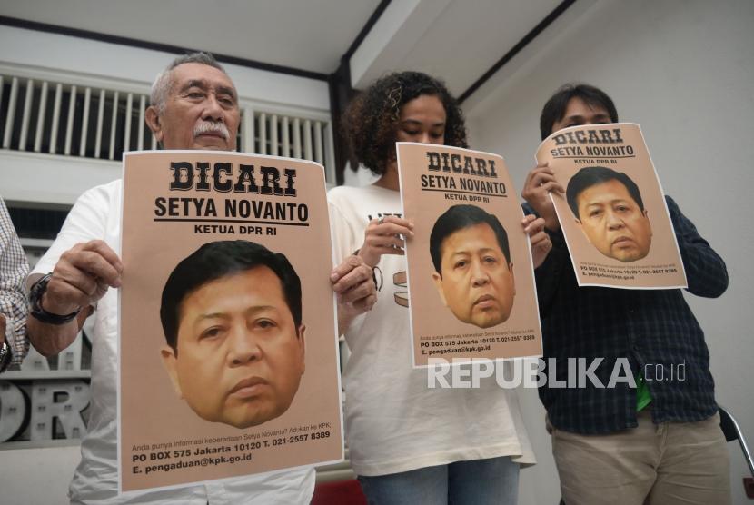 Narasumber menujukan poster DPO untuk Setya Novanto usai memberikan keterangan terkait hilangnya Ketua DPR Setya Novanto di Jakarta, Kamis (16/11).