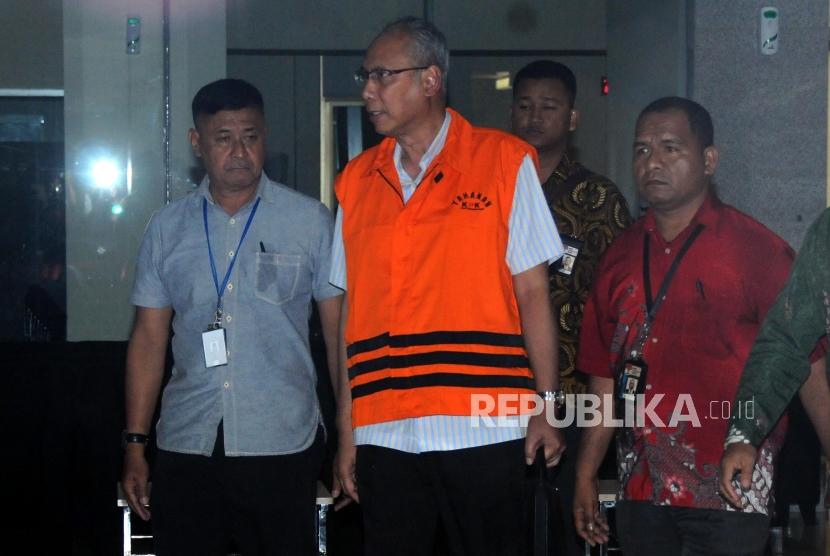 Doctor of Medika Permata Hijau hospital, Bimanesh Sutarjo, wears detainee vest after being examined at KPK office, Jakarta, on Friday (January 12).