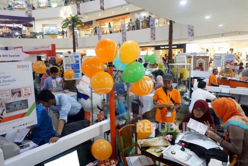 Karyawan BNI Syariah melayani nasabah pada pameran Keuangan Syariah Fair (KSF) 2017, Cibinong City Mall, Bogor, Jawa Barat, Ahad (29/10).