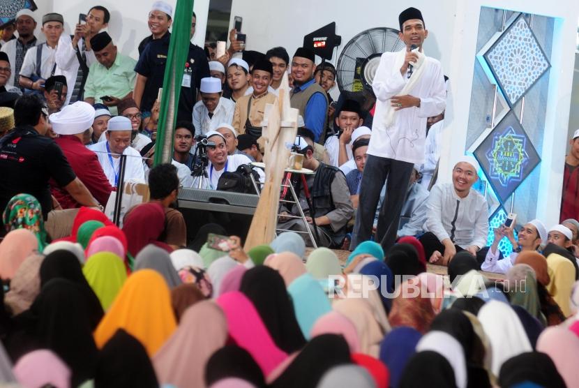 Ustaz Abdul Somad saat menyampaikan ceramah di Masjid Baitussalam, Serpong, Tangerang, Rabu (11/7).