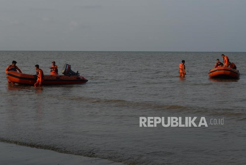 Anggota Basarnas bersiaga di kawasan  pantai  Tanjung Pakis, Pakis Jaya, Karawang Jawa Barat, Senin (29/10).