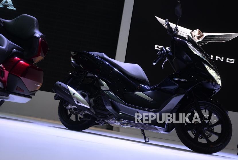 Gold Wing dan PCX Hybrid. Sepeda motor Honda PCX Hybryd ditampilkan oleh AHM saat Indonesia International Motor Show (IIMS) 2018 di JiExpo, Jakarta, Kamis (19/4).