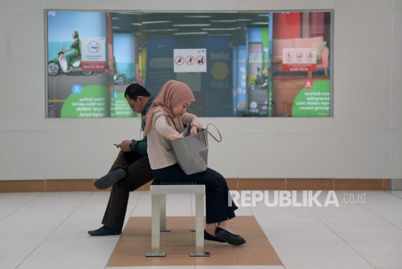 Warga menunggu kedatangan kereta MRT di Stasiun MRT Bundaran HI, Jakarta, Senin (5/8).