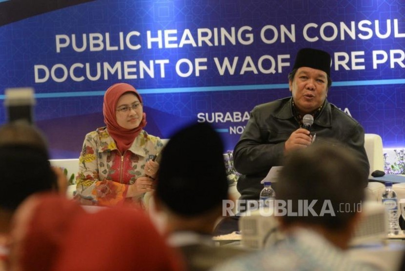 Wakil Ketua Badan Wakaf Indonesia (BWI) Nadratuzzaman (kanan), dan IWG WCP Project Manager Dian Masyita Telaga menjadi pembicara dalam diskusi acara Indonesia Shari'a Economic Festival (ISEF) 2017 di Grand City, Surabaya, Jawa Timur, Rabu (8/11).