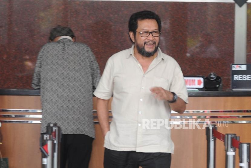 Politisi Partai Golkar Yorrys Raweyai  usai menjalani pemeriksaan di gedung KPK, Jakarta, Senin (14/5).