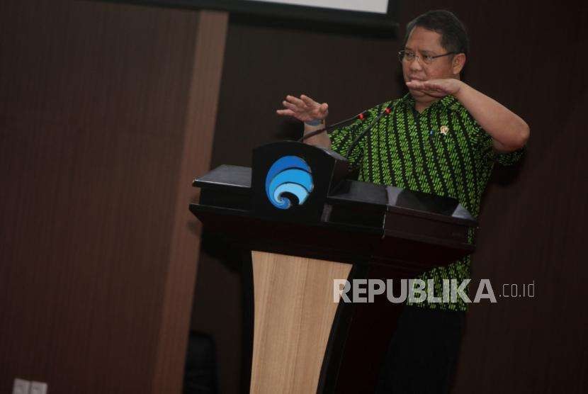 Menteri Komunikasi dan Informatika Rudiantara memberikan sambutan saat acara peluncuran buku literasi digital di Gedung Kemkominfo, Jakarta, Rabu (26/9).