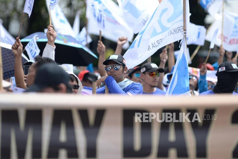 Buruh dari sejumlah elemen memperingati Hari Buruh Internasional di Kawasan Patung Kuda, Monas, Jakarta, Rabu (1/5).
