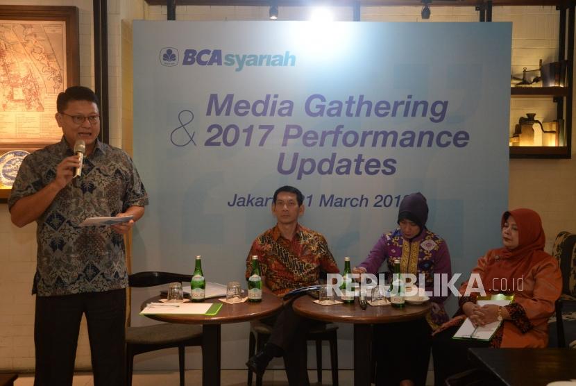 Presiden Direktur BCA Syariah Jhon Kosasih memberikan paparan saat acara media gathering di Jakarta, Rabu (21/3).
