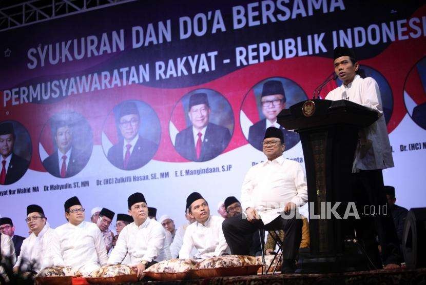Ustaz Abdul Somad memberikan tausiyahnya saat acara MPR-RI Bersholawat di Kompleks Parlemen, Jakarta, Rabu (29/8).