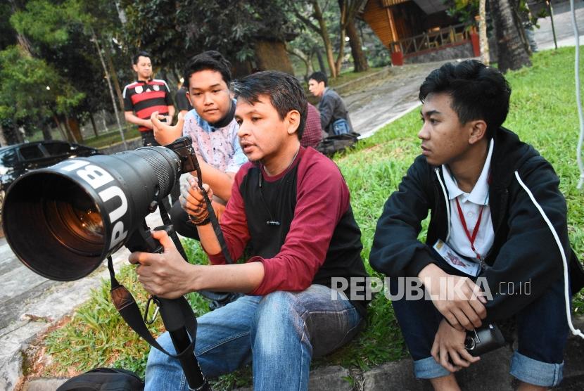 Redaktur Foto Harian Republika, Yogi Ardhi memberikan materi tentang pengenalan kamera pada kegiatan Pesantren Jurnalistik Republika di Kampung Pa'go, Kabupaten Bandung, Sabtu (25/5).