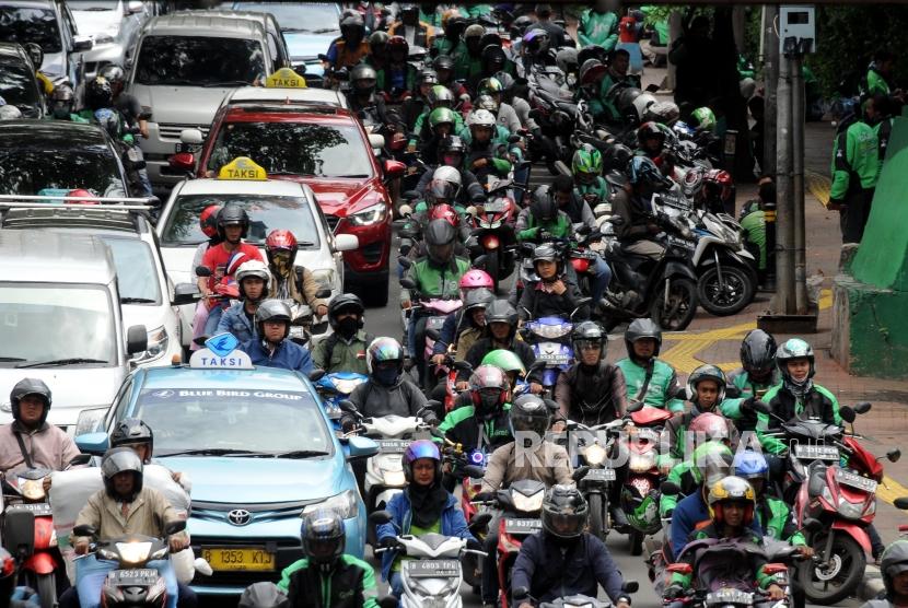 Sejumlah kendaraan terjebak kemacetan di kawasan Palmerah, Jakarta, Senin (15/1).